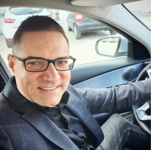 "DA JE PAMETNA, NE BI BILO ZANIMLJIVO" Pevač priznao da je svesno birao glupe i izoperisane žene!