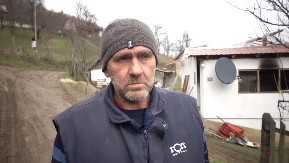 OSTALI SU SAMO ZIDOVI, NE SPAVAMO VIŠE U KUĆI Braći Mitrović kod Bajine Bašte stižu bolji dani, nakon požar kreće obnova njihovog doma