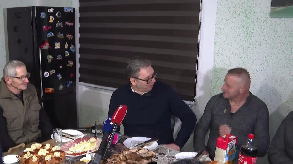 VUČIĆ NAJAVIO NOVO ZNAČAJNO POVEĆANJE PENZIJA! Predsednik nastavlja posetu Borskom krugu, razgovarao sa porodicom Kumbrijanović (VIDEO)