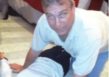 SKANDAL! NOVE FOTOGRAFIJE PRINCA ENDRUA: Na njima je dete, a igraju se loptom koja podseća na žensku dojku? (FOTO)