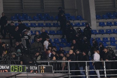 POTPUNA LUDNICA U NIŠU Meč se uskoro nastavlja, sudije se vratile na teren