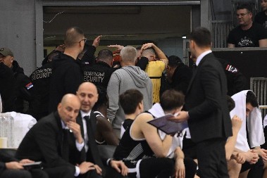 TOTALNI HAOS U NIŠU Prekinut meč Partizana i Mege, topovski udari, sudije napustile parket