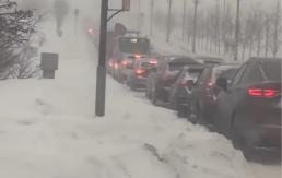 NAJINTENZIVNIJA SNEŽNA OLUJA U METEOROLOŠKOJ ISTORIJI! Moskovljani zatrpani snegom, 140 letova otkazano (VIDEO)