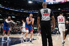 HAOS NA UTAKMICI DENVERA Jokićev saigrač se sukobio sa trojicom (VIDEO)