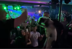 "MALTRETIRA ŽIVOTINJE" Pevač na nastup doneo živo jagnje! (VIDEO)