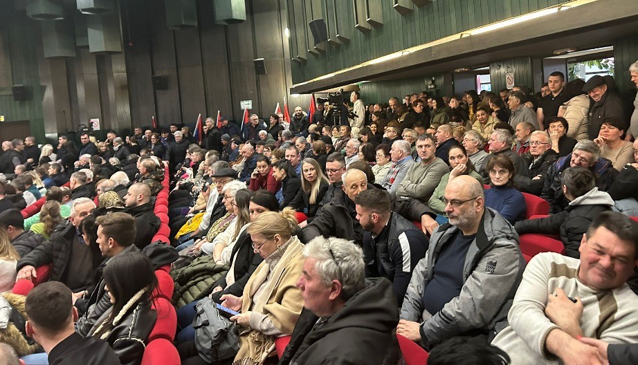 PREPUNA DVORANA U KLADOVU Građani došli da pozdrave predsednika Vučiać (VIDEO)