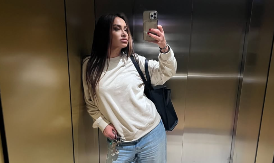 NAŠA PEVAČICA NOSI PERIKE U JAVNOSTI Za prirodnu kosu izdvaja pravo bogatstvo, cena će vas frapirati!