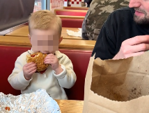 LJUBAV NA PRVI ZALOGAJ Morate da vidite reakciju dečaka kada je prvi put probao burger, da pukneš od smeha!