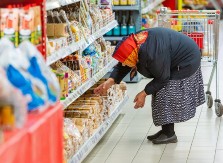 SRAMOTA, OČAJ I LJUDSKOST! Gladna baka uhvaćena dok krade hranu - policajac humanim potezom RASPLAKAO JAVNOST 