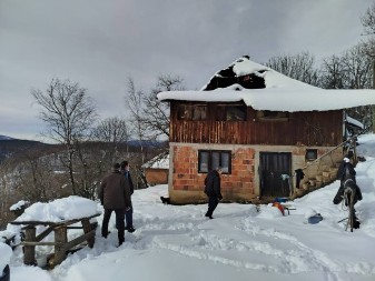 OGROMAN POŽAR NA PORODIČNOJ KUĆI: Vatrena stihija odnela skoro sve što su braća Trifunović godinama stvarala, grad Užice će da pomogne (FOTO)