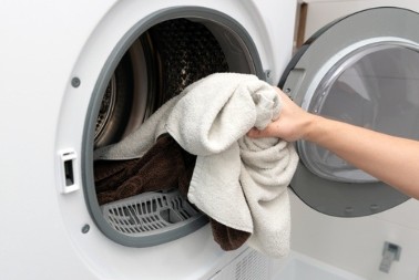 Svi smo dosad pogrešno prali veš: Zbog ovoga vam zaudara odeća, a evo kako da pravilno operete stvari i rešite se muka