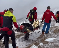DRAMA NA SUVOJ PLANINI Povređen planinar tokom uspona na Trem, satima ga izvlačilo 14 spasilaca