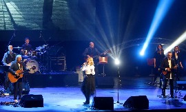 "SAHRANILA SI MUŽA, A PEVAŠ, KO ZNA I SA KIM SI SPAVALA" Pevačica trpela jezive uvrede