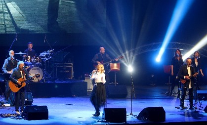 "SAHRANILA SI MUŽA, A PEVAŠ, KO ZNA I SA KIM SI SPAVALA" Pevačica trpela jezive uvrede