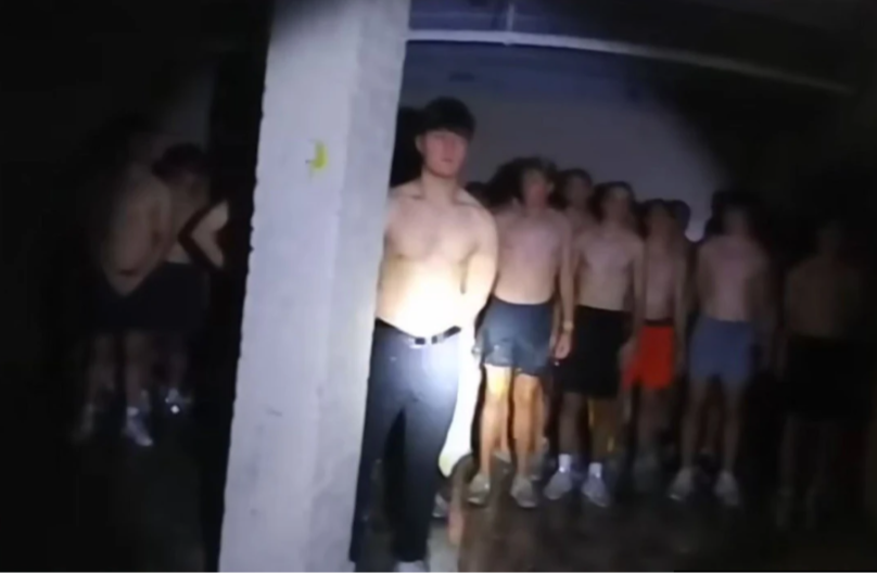 POLICIJA UPALA U PODRUM FAKULTETA U SAD 56 mladića sa povezima preko očiju i goli do pojasa, širio se gadan smrad!