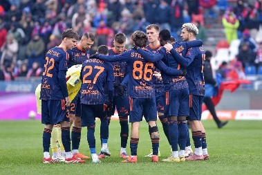 UZBUDLJIVA POLJSKA Žena predvodi lude seljake