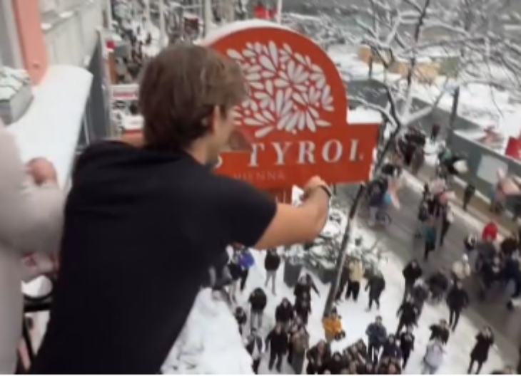 MASA LJUDI NAPRAVILA POMETNJU Influenser bacao 10.000 evra sa balkona (VIDEO)