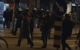 BLOKADERI ZADOJENI FAŠIZMOM! Jezivo! Hoda iza srpskog oficira i salutira Hitleru! Ovi nisu normalni! (VIDEO)