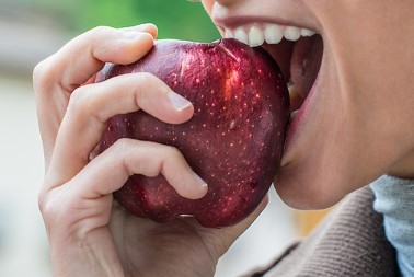 ZNATE LI ŠTA SE DEŠAVA U ORGANIZMU AKO JEDETE JABUKU SVAKI DAN? Iznenadićete se