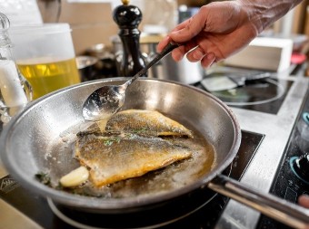 Ne lepi se za tiganj, a neka šanse ni da izgori: Kako ispržiti ribu da bude savršeno ukusna i hrskava?