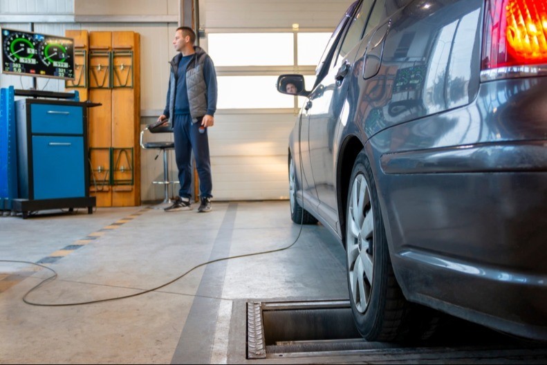 Prevara na tehničkom pregledu - mehaničar lepio nevažeće nalepnice na vozila