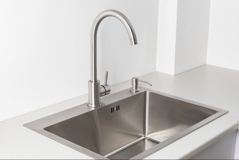 ISPROBAJTE TRIK SA BRAŠNOM Očistiće svaku fleku na hromiranom čeliku u kuhinji