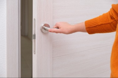 SJAJAN TRIK Evo kako da očistite drvena vrata, a da ne oštetite lak i farbu 