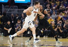 AUUU Stef Kari provocirao Jokića (VIDEO)