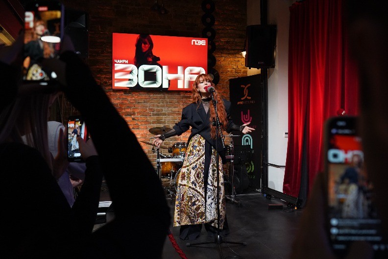 TAKMIČARKA PZE SE UNEREDILA NA SCENI Ovakav peh niko nije očekivao 