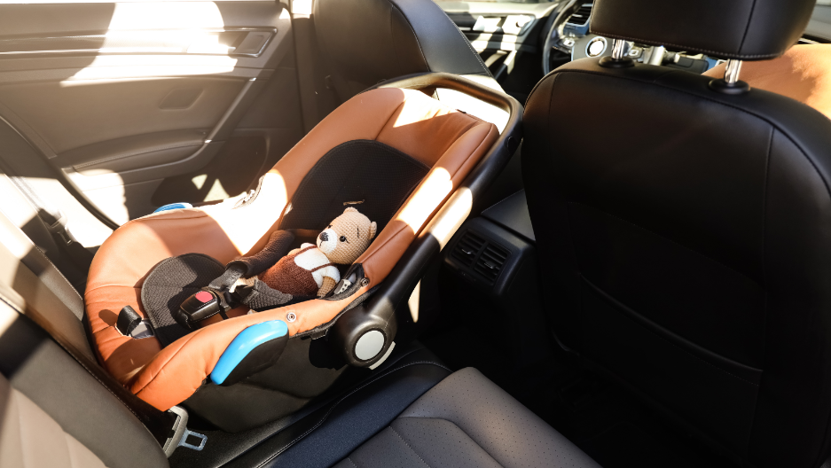 Zašto stručnjaci preporučuju vožnju unazad što duže? Istina o auto-sedištima koju roditelji često ignorišu