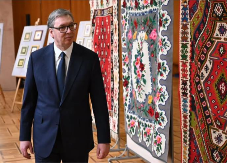 "STARA SRPSKA POSLOVICA KAŽE: KUĆA NE LEŽI NA ZEMLJI NEGO NA ŽENI..." Moćna poruka predsednika Vučića: Srbija je najsnažnija onda kada ne zaboravlja ko je FOTO