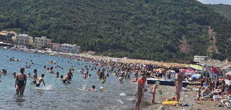 Cena viša za 1.000 dinara, ali to nikome ne smeta: Rekordan broj dece iz Čačka letovaće ove godine u Ulcinju