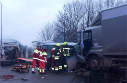  AUTOMOBIL SLETEO S PUTA Povređene spasavali vatrogasci