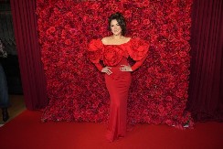 EVO KAKO SE ŽIVI OD BAKŠIŠA Pevačica za stan iskeširala skoro milion evra!