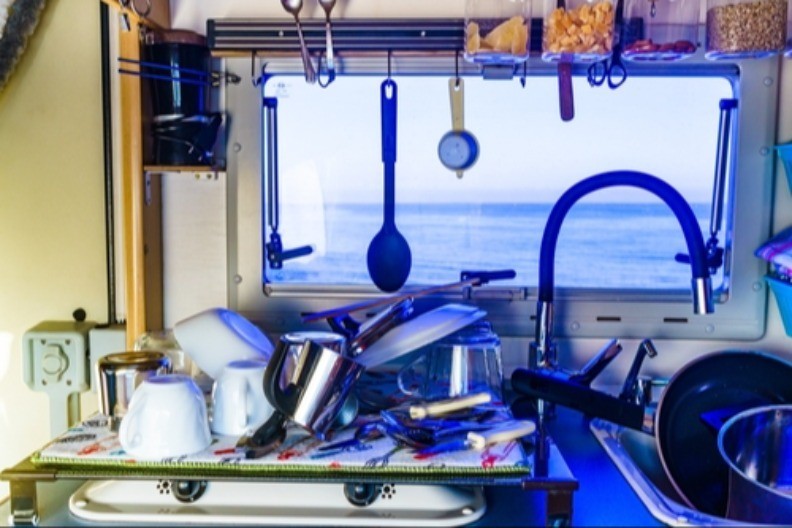 Znaci da je vreme da zamenite kuhinjsko posuđe: Kada tiganj i šerpa postaju opasni