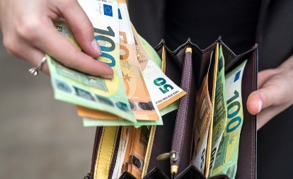 Novac stiže u martu: 3 horoskopska znaka će se kupati u parama!