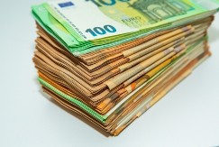 NARODNA VEROVANJA ZA PRIVLAČENJE NOVCA Kako se brišu mrvice i gde nikako ne treba da sedite?