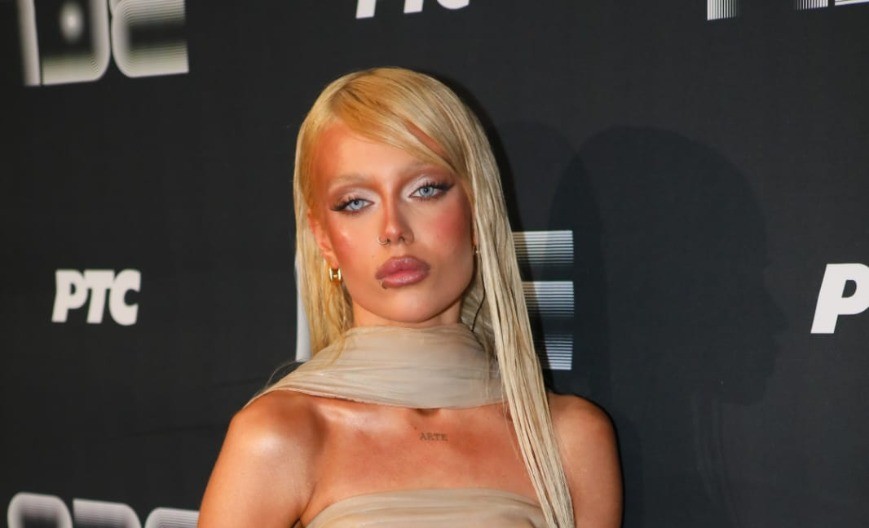 BEZ BRUSHALTERA U MOKROJ HALJINI! Lores šokirala stajlingom na PZE 2026, bosa i sa okovima na rukama! (FOTO)