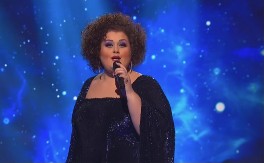 ŠOK NA PZE! Naša pevačica smršala 70 kg, a sada izgleda potpuno drugačije, vratila staru kilažu, mreže gore! (FOTO)