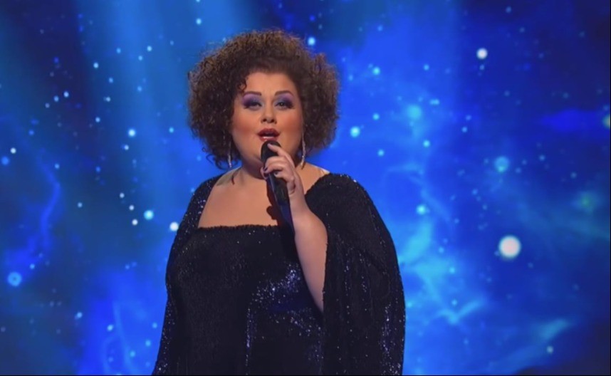 ŠOK NA PZE! Naša pevačica smršala 70 kg, a sada izgleda potpuno drugačije, vratila staru kilažu, mreže gore! (FOTO)