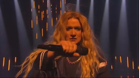 BACILA MIKROFON I NAPUSTILA SCENU! Pevačica šokirala publiku na PZE 2026, ovo niko nije očekivao (FOTO)