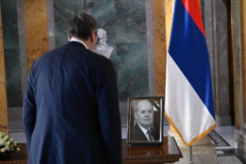 POČIVAJ U MIRU, DRAGI VLADISLAVE Predsednik Vučić se upisao u knjigu žalosti