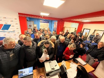 NEZAPAMĆENA GUŽVA U LUČANIMA Skupljaju se potpisi za listu Srpske napredne stranke