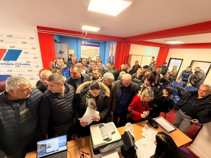 NEZAPAMĆENA GUŽVA U LUČANIMA Skupljaju se potpisi za listu Srpske napredne stranke