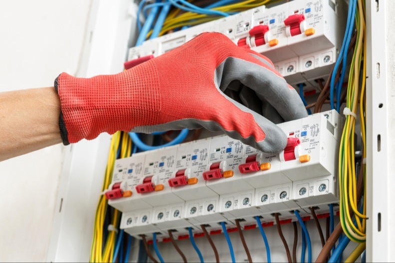 OVO NEVIDLJIVO DUGME VAM MOŽE SPASITI ŽIVOT Svi ga imamo u kući, a retki ga koriste