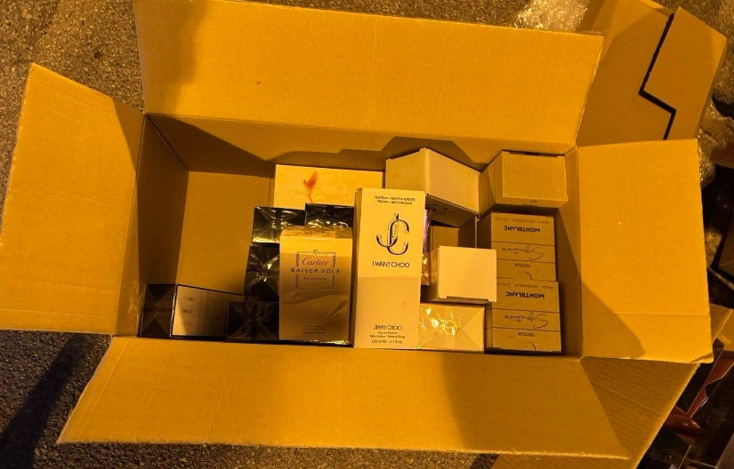  U APS ZBOG PARFEMA  Zaplenjeno 760 bočica poznatih robnih marki, u vrednosti oko 4.200.000 dinara