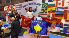 BRUKA Takmičarka lažne države Kosovo pokušala da prekrije zastavu Srbije