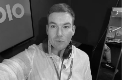 GLUMAC UMRO TOKOM EKSTREMNOG INTIMNOG ODNOSA Bio vezan i davljen 30 minuta 