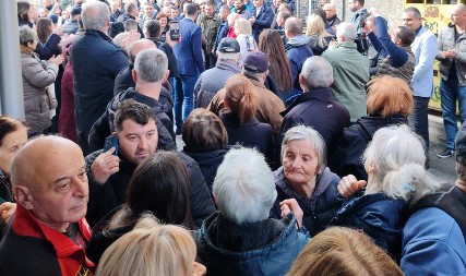 GLEDAJTE KOLIKO JE LJUDI DOŠLO DA PODRŽI SNS: Nezapamćene gužve u Aranđelovcu