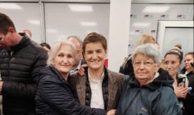 SRBIJA PREDVOĐENA VUČIĆEM NASTAVIĆE DA POBEĐUJE Brnabić razgovarala sa građanima Aranđelovca